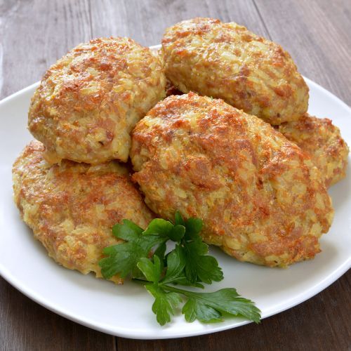 Zetrzyj na tarce i wrzuć do masy na mielone. Latem zawsze tak robię kotlety