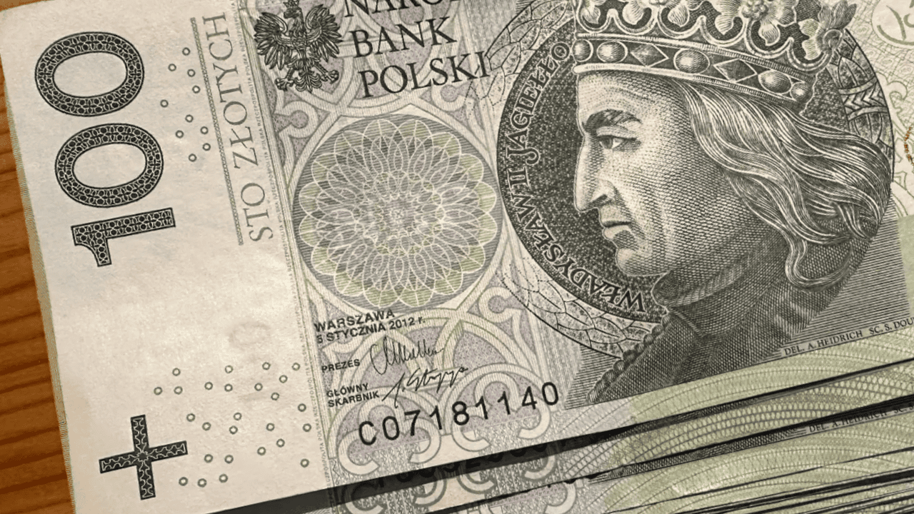 Banki ostrzegają. Tyle gotówki lepiej mieć w domu na "czarną godzinę"