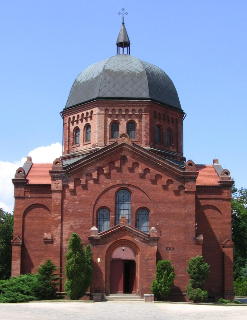 Rozpoczął się pogrzeb Magdaleny Majtyki. Żałobnicy wnieśli to do kościoła. Łzy stają w oczach