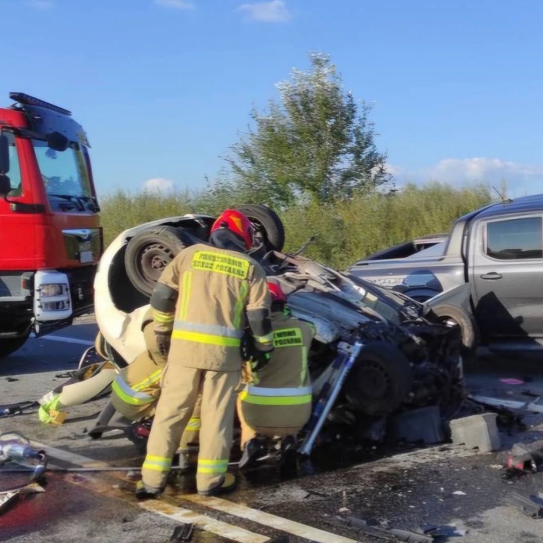 Tragiczny wypadek na DK94. Nie żyje kobieta, 5-letnie dziecko trafiło do szpitala