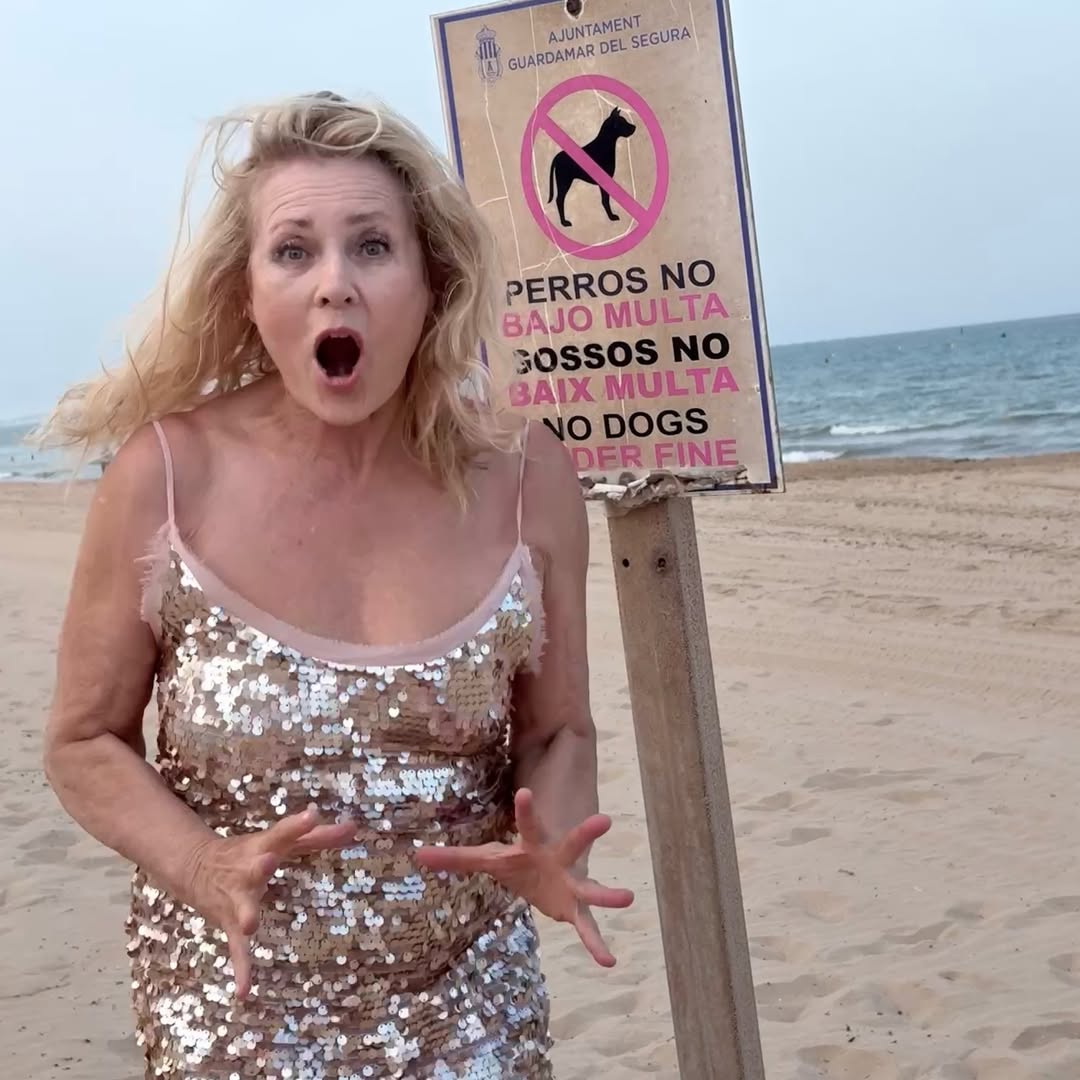 Grażyna Szapołowska pojawiła się w zmysłowej sukience na plaży. "Najpiękniejsza kobieta świata" - piszą fani