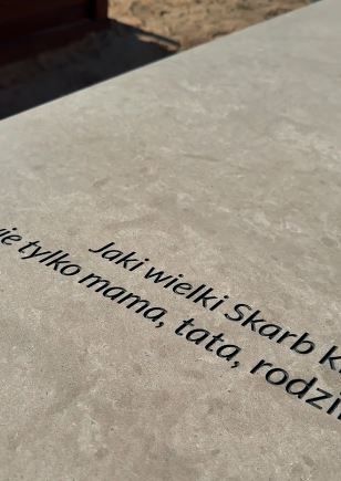 Ogromny nagrobek Soni Szklanowskiej widać już z daleka. Napis od rodziców na płycie łamie serce