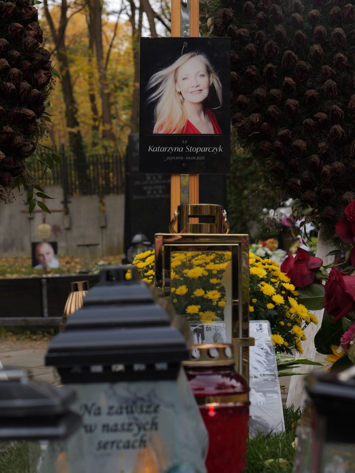 Grób Stoparczyk tonie w kwiatach. Jedna kartka wywołuje morze łez