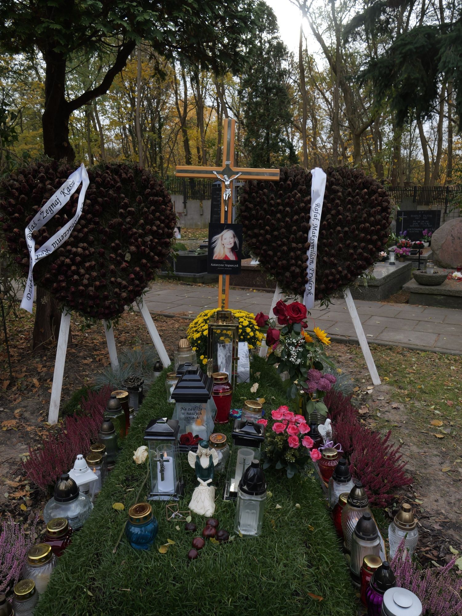 Grób Stoparczyk tonie w kwiatach. Jedna kartka wywołuje morze łez