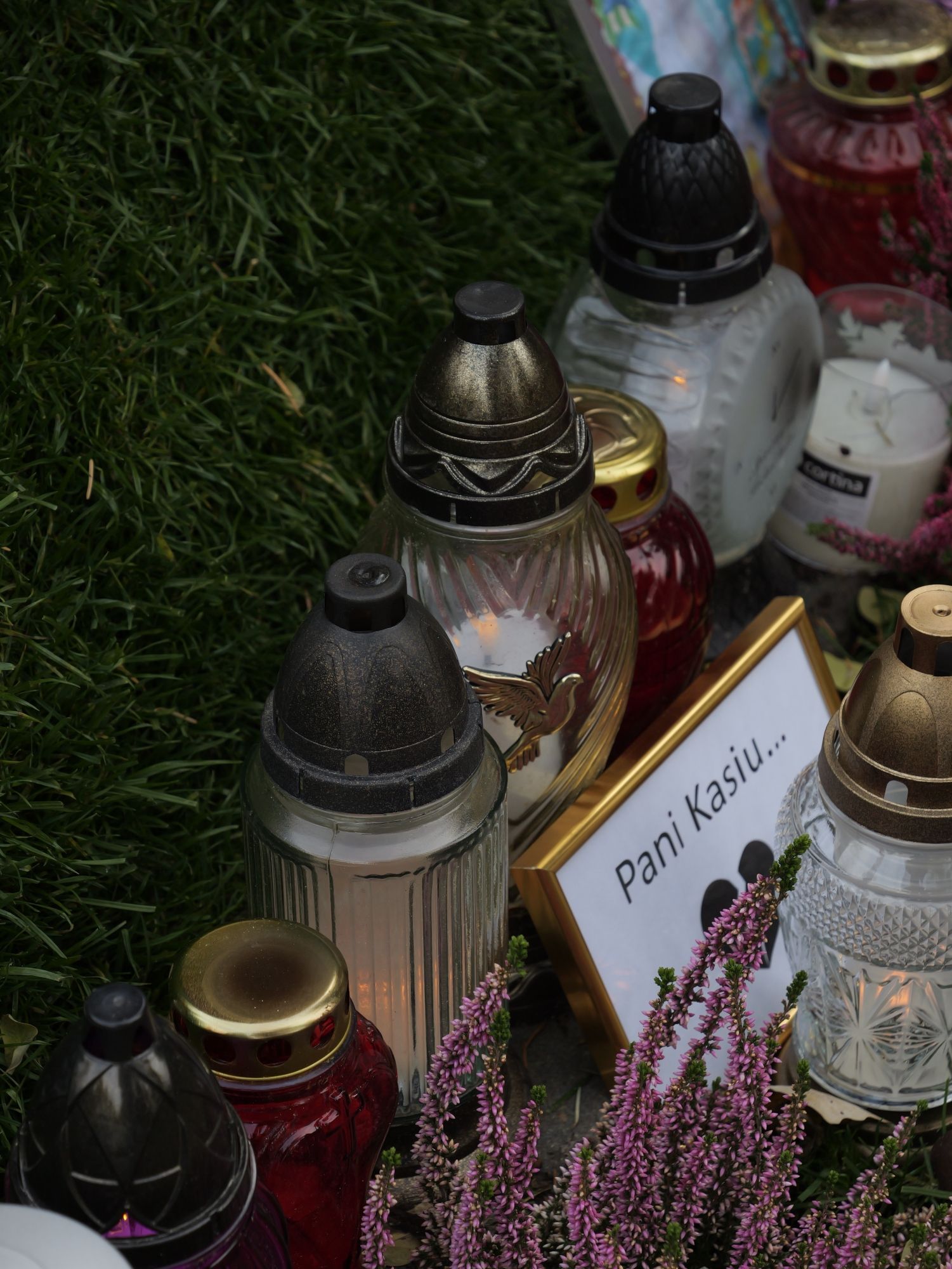 Grób Stoparczyk tonie w kwiatach. Jedna kartka wywołuje morze łez