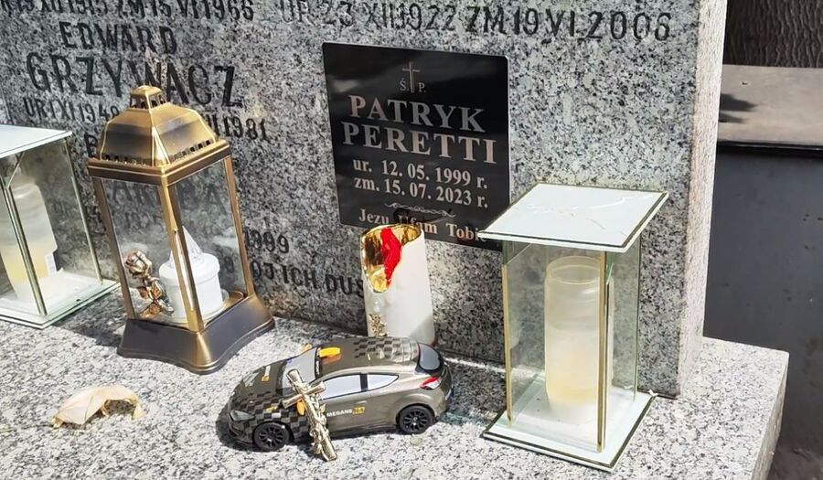 Grób Patryka Perettiego miesiąc po pogrzebie.jpg
