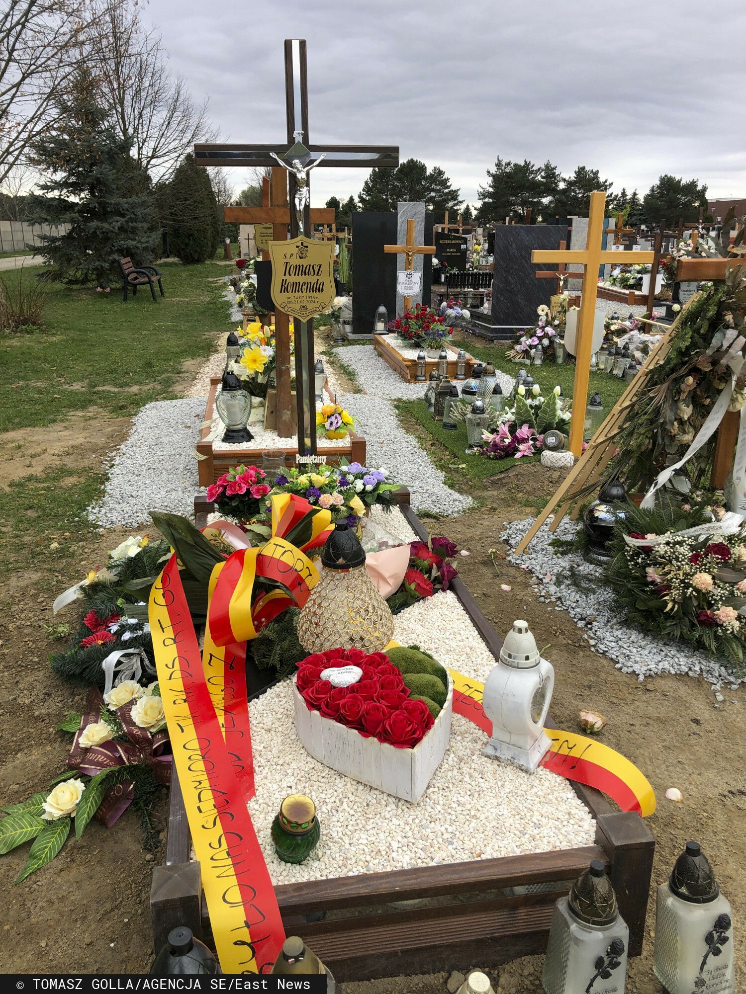Tak teraz wygląda grób Tomasz Komendy. Uwagę przykuwa jeden szczegół