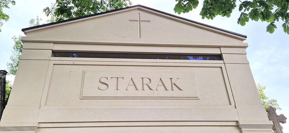 Wiemy, jak wygląda grób Woźniaka-Staraka wiosną. Jedna rzecz rzuca się w oczy