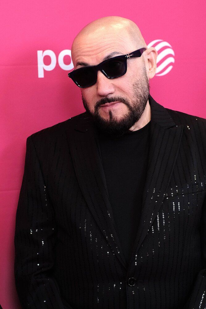 Legendarny muzyk w końcu pokazał zdjęcia. Nigdy nie zgadniecie, jak wygląda bez okularów