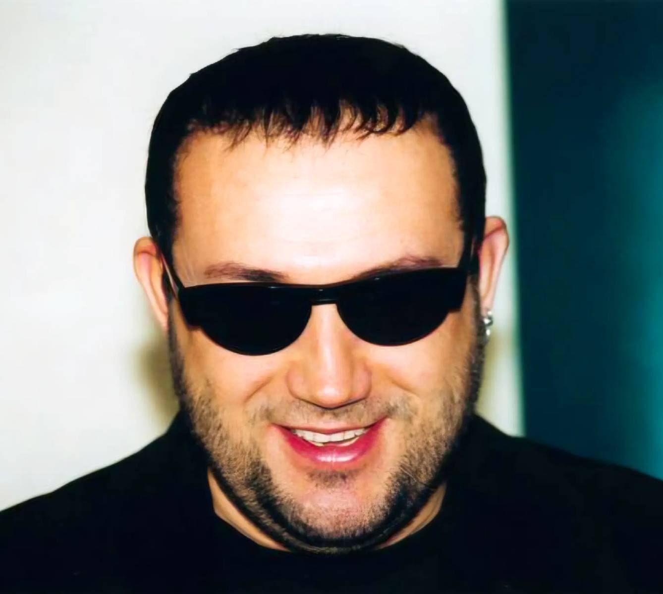 Legendarny muzyk w końcu pokazał zdjęcia. Nigdy nie zgadniecie, jak wygląda bez okularów