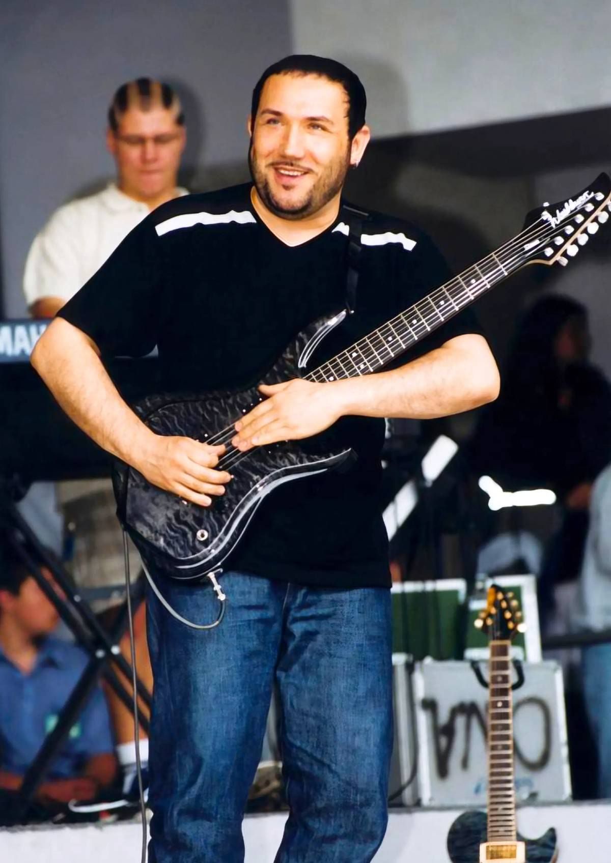 Legendarny muzyk w końcu pokazał zdjęcia. Nigdy nie zgadniecie, jak wygląda bez okularów