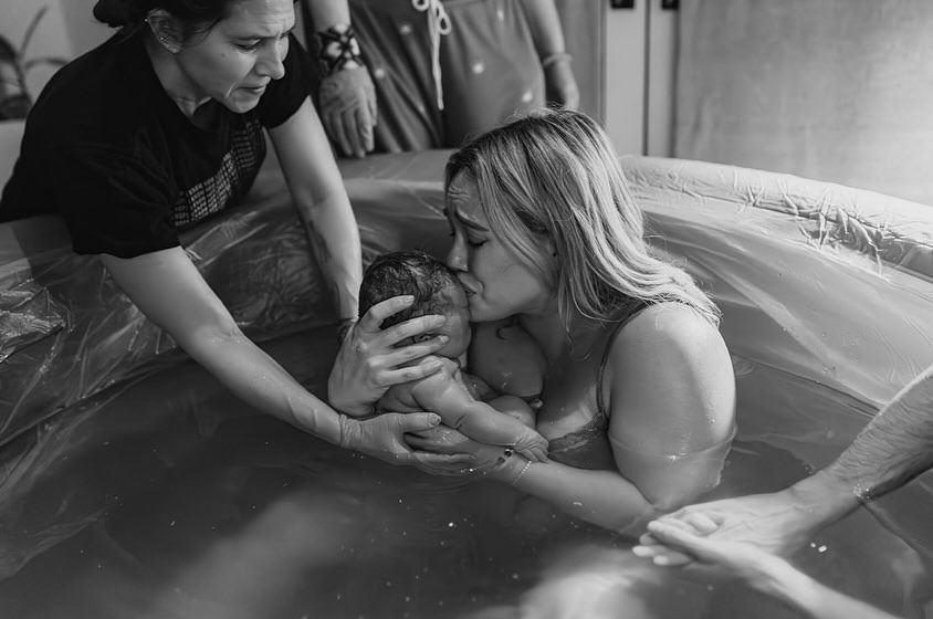 Gwiazda urodziła! Pokazała urocze zdjęcia z porodu w basenie, fot. Instagram