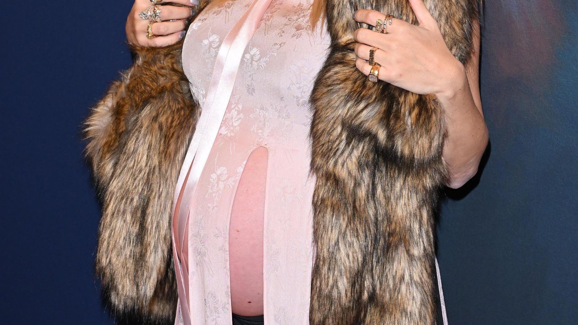 Pokazała ogromny brzuch na premierze. Gwiazda "Chopin, Chopin!" niedługo zostanie mamą