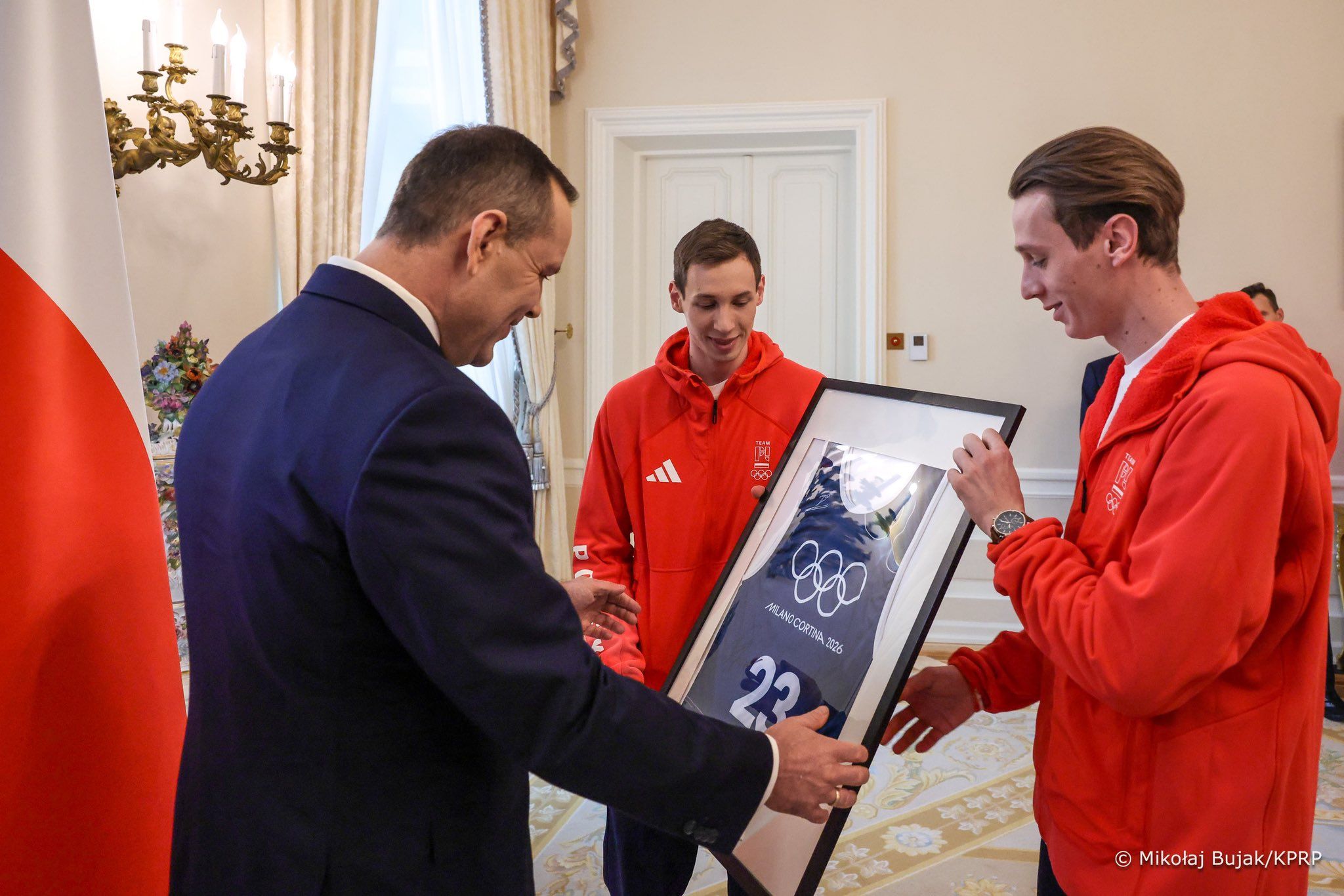 Tomasiak wręczył to Nawrockiemu po powrocie z igrzysk. Reakcja prezydenta mówi wiele, jest nagranie