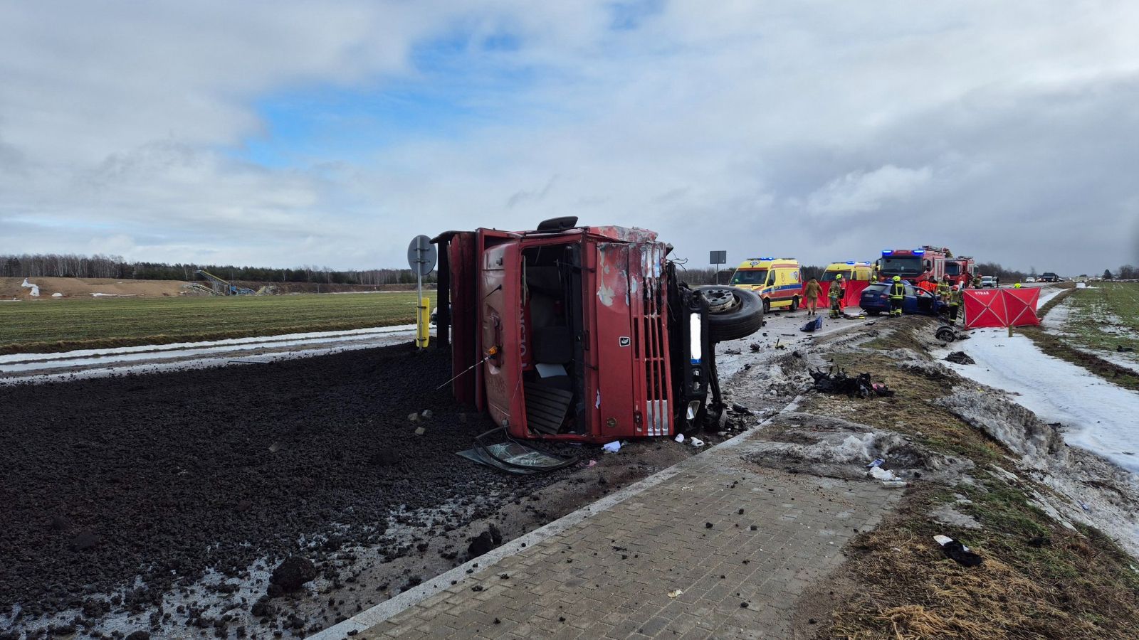 Tragedia na polskiej trasie. Nie żyje kierowca, droga była całkowicie zablokowana