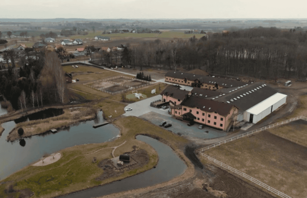 Hacjenda jak z Dzikiego Zachodu. Tak mieszka Agnieszka z "Rolnika". Hektary i konie, to jej świat