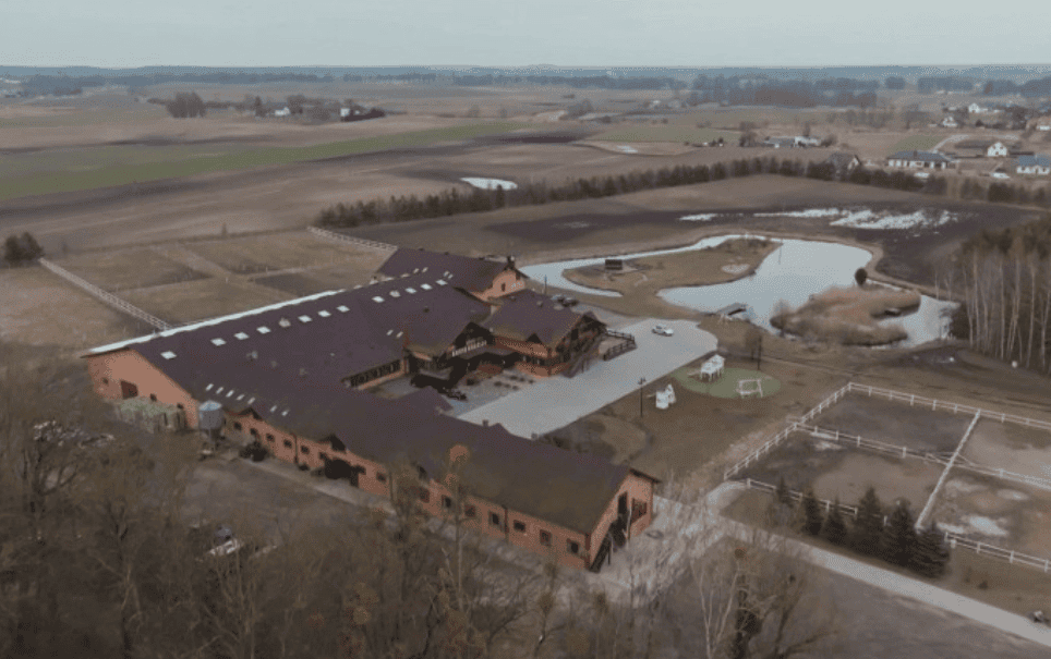 Hacjenda jak z Dzikiego Zachodu. Tak mieszka Agnieszka z "Rolnika". Hektary i konie, to jej świat