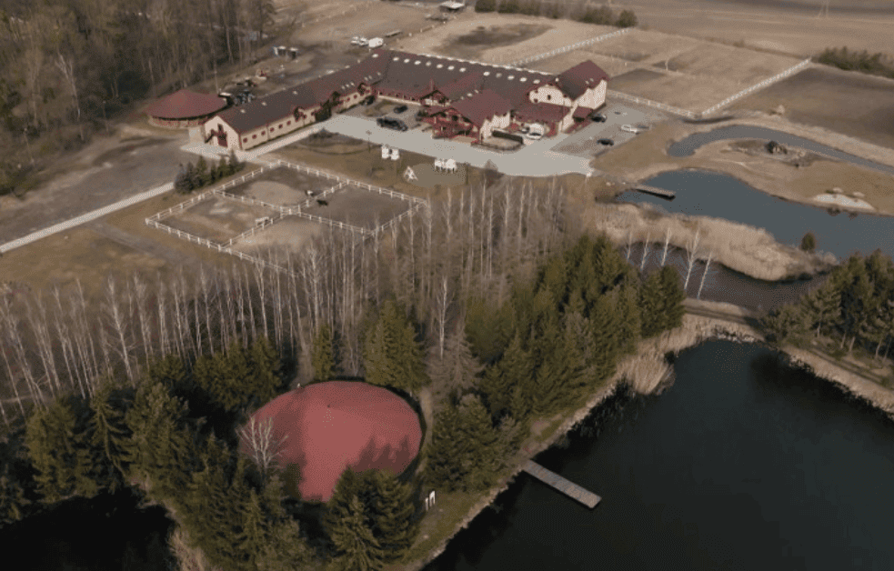 Hacjenda jak z Dzikiego Zachodu. Tak mieszka Agnieszka z "Rolnika". Hektary i konie, to jej świat