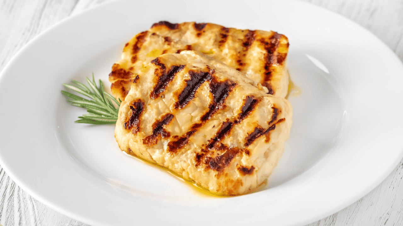 Ten ser z Cypru może obniżać ciśnienie i wspierać mózg. Seniorzy powinni włączyć go do diety