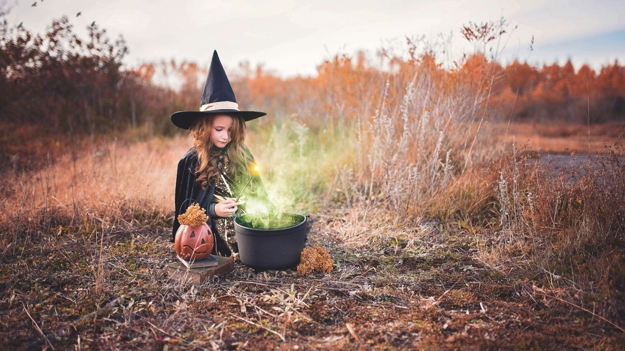 Dziewczynka przebrana za czarownicę na Halloween