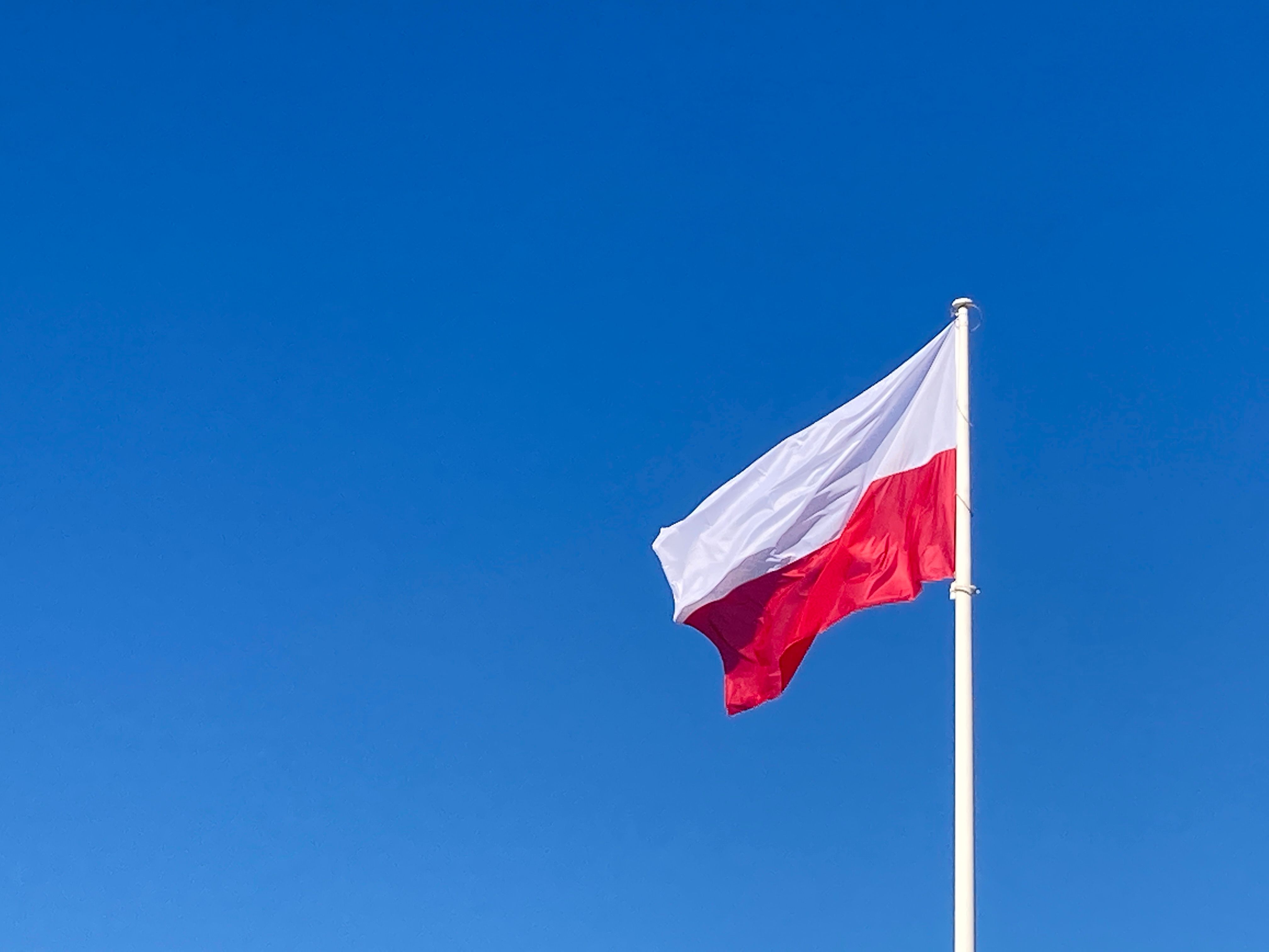 flaga Polski-Polska-niebo-biznesinfo