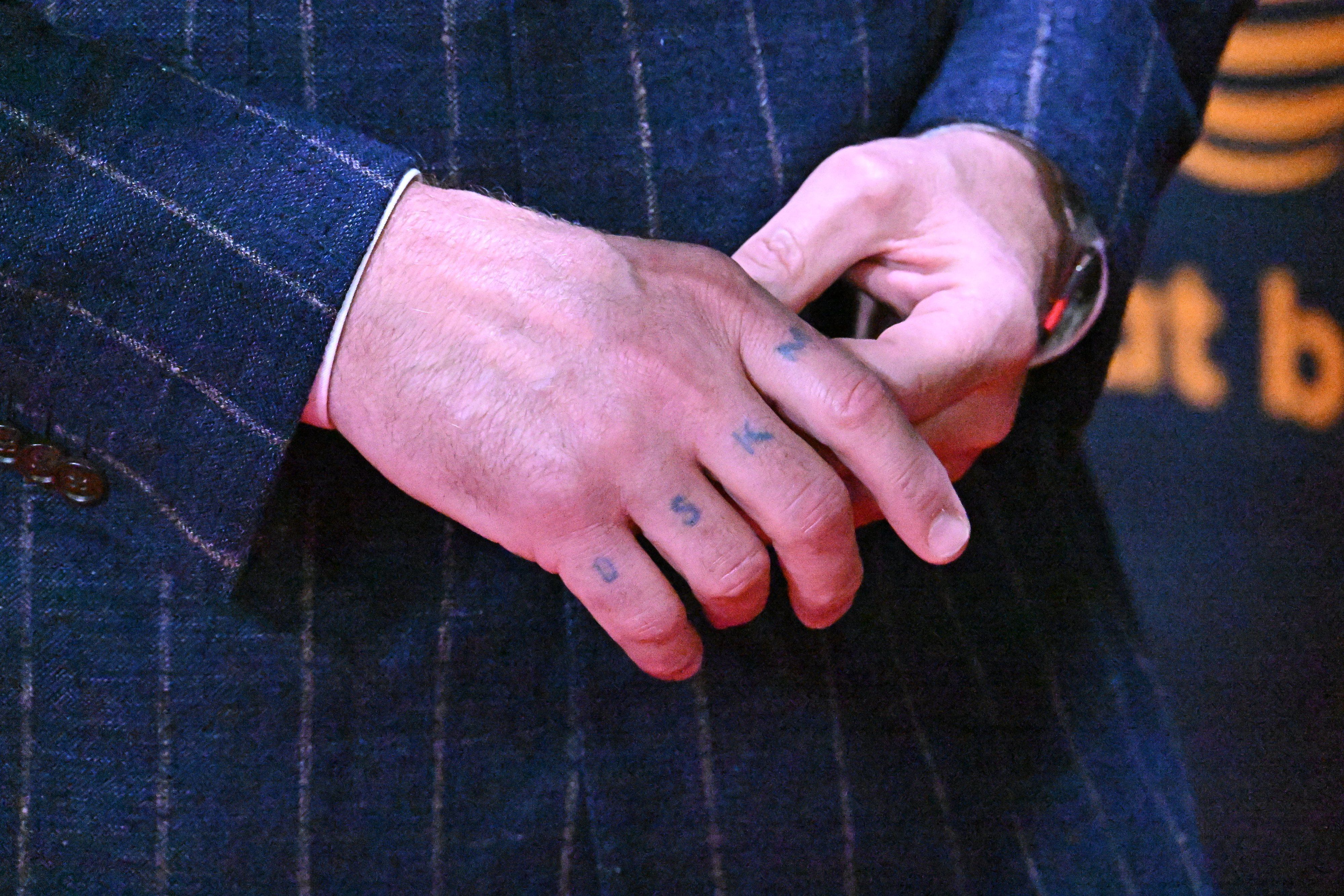 To oznaczają tatuaże na dłoniach Urbańskiego. Przypatrzcie się