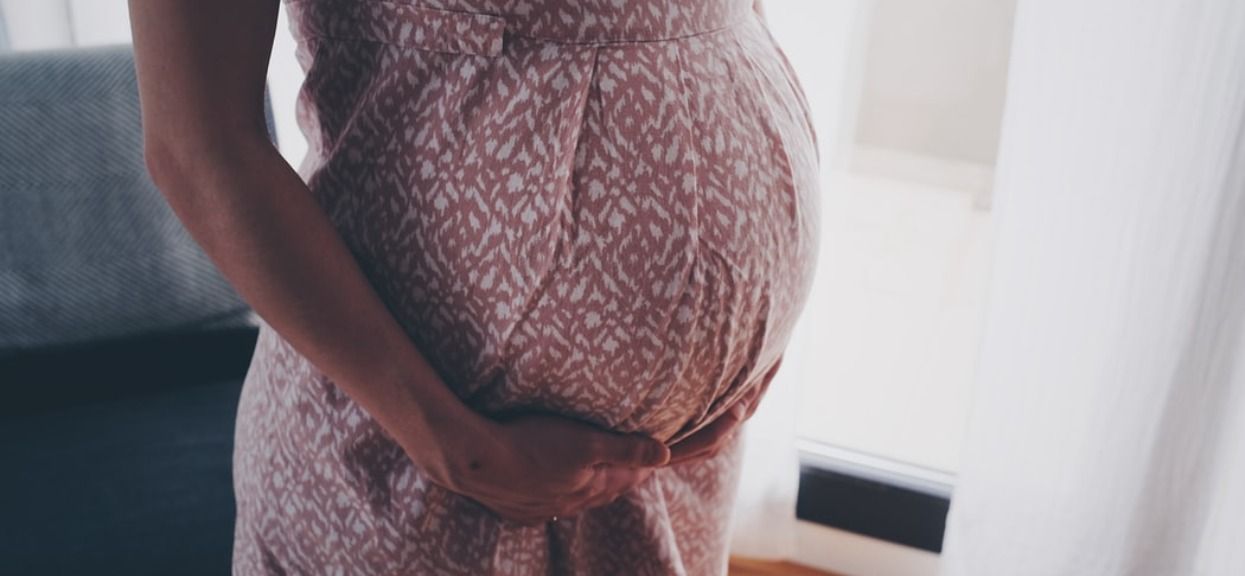 Co oznacza ból w podbrzuszu w ciąży? Przyczyny, leczenie, zagrożenia