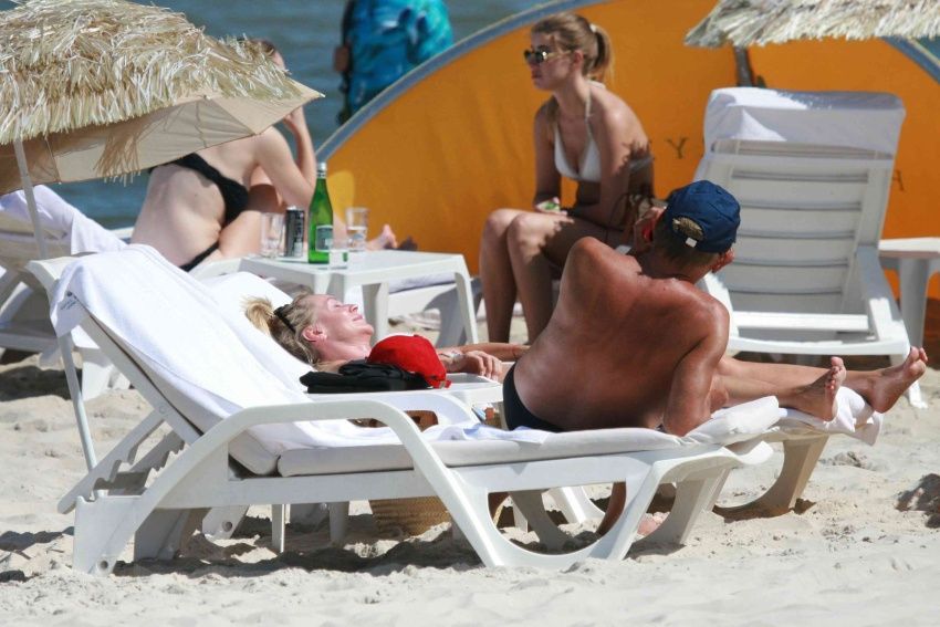Przyłapaliśmy Beatę Ścibakówną i Jana Englerta na plaży. Figura modelki w wieku 58 lat