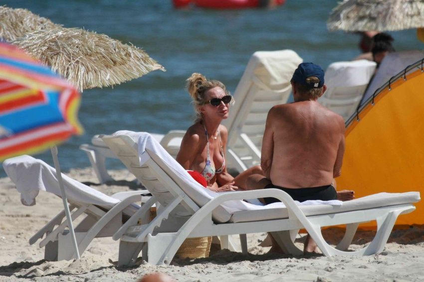 Przyłapaliśmy Beatę Ścibakówną i Jana Englerta na plaży. Figura modelki w wieku 58 lat