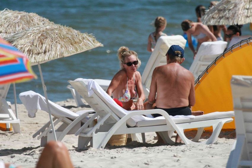 Przyłapaliśmy Beatę Ścibakówną i Jana Englerta na plaży. Figura modelki w wieku 58 lat
