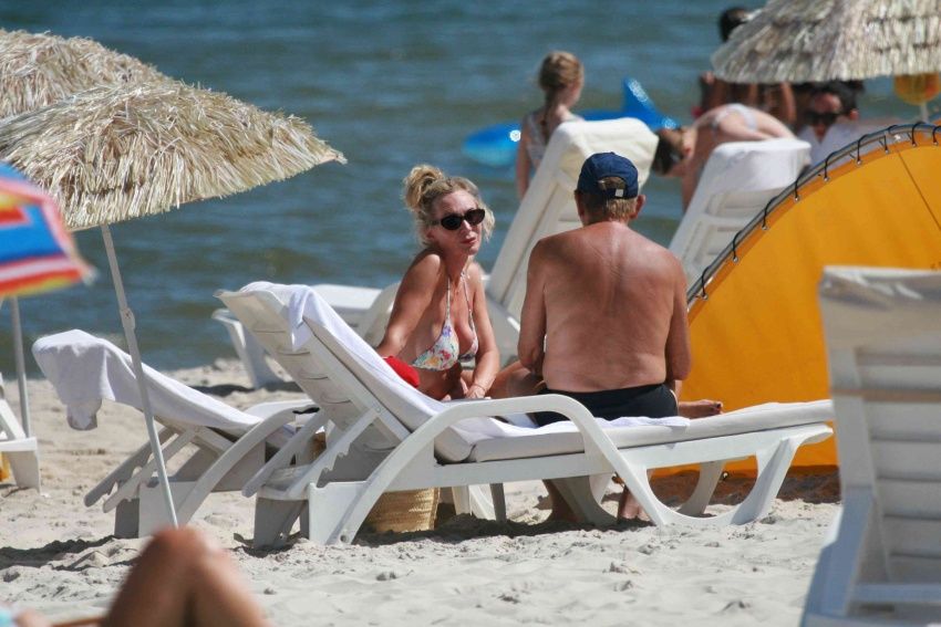 Przyłapaliśmy Beatę Ścibakówną i Jana Englerta na plaży. Figura modelki w wieku 58 lat