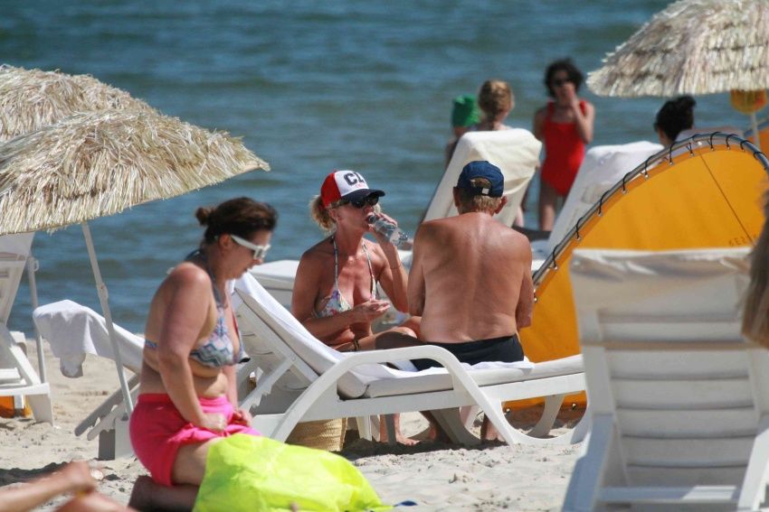 Przyłapaliśmy Beatę Ścibakówną i Jana Englerta na plaży. Figura modelki w wieku 58 lat
