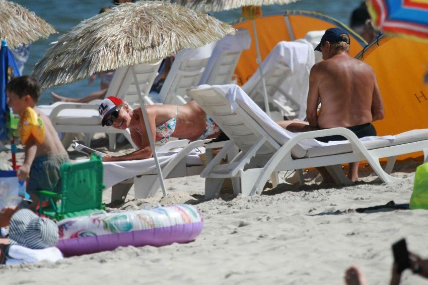 Przyłapaliśmy Beatę Ścibakówną i Jana Englerta na plaży. Figura modelki w wieku 58 lat