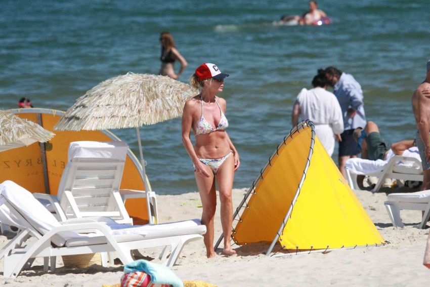 Przyłapaliśmy Beatę Ścibakówną i Jana Englerta na plaży. Figura modelki w wieku 58 lat