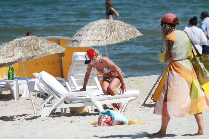 Przyłapaliśmy Beatę Ścibakówną i Jana Englerta na plaży. Figura modelki w wieku 58 lat