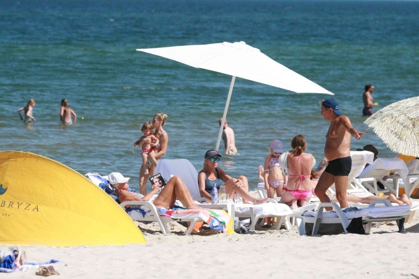 Przyłapaliśmy Beatę Ścibakówną i Jana Englerta na plaży. Figura modelki w wieku 58 lat