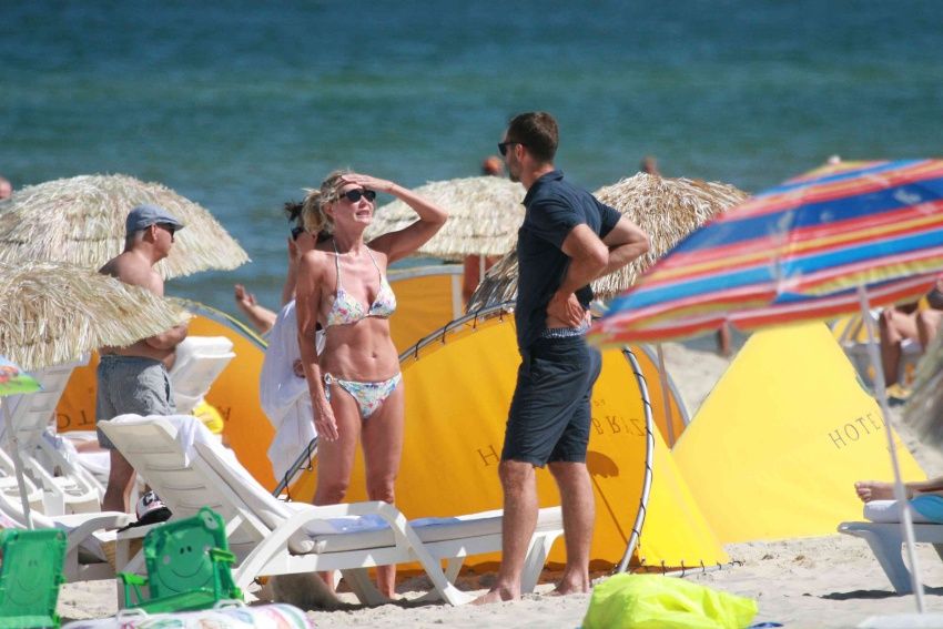 Przyłapaliśmy Beatę Ścibakówną i Jana Englerta na plaży. Figura modelki w wieku 58 lat