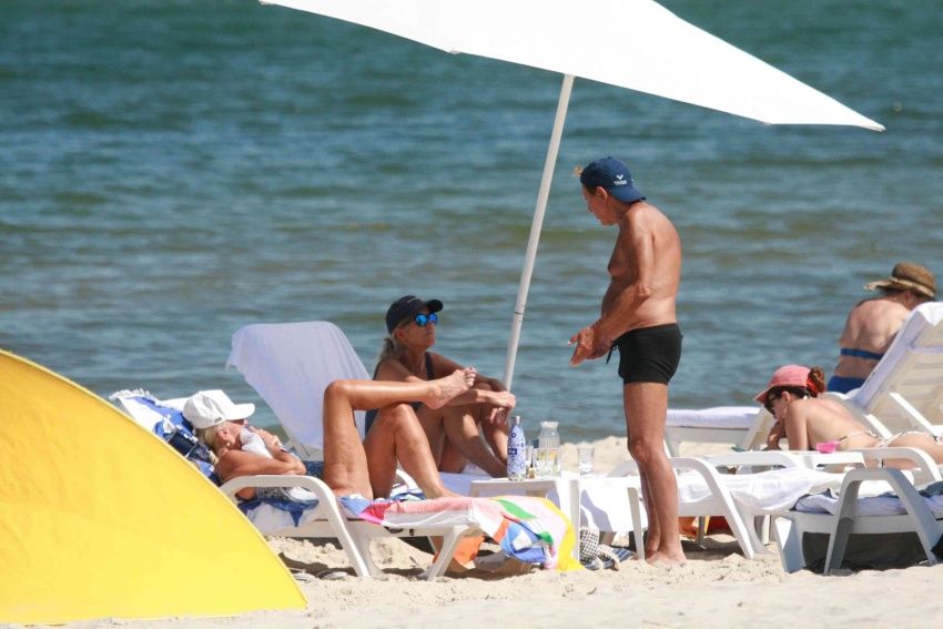 Przyłapaliśmy Beatę Ścibakówną i Jana Englerta na plaży. Figura modelki w wieku 58 lat