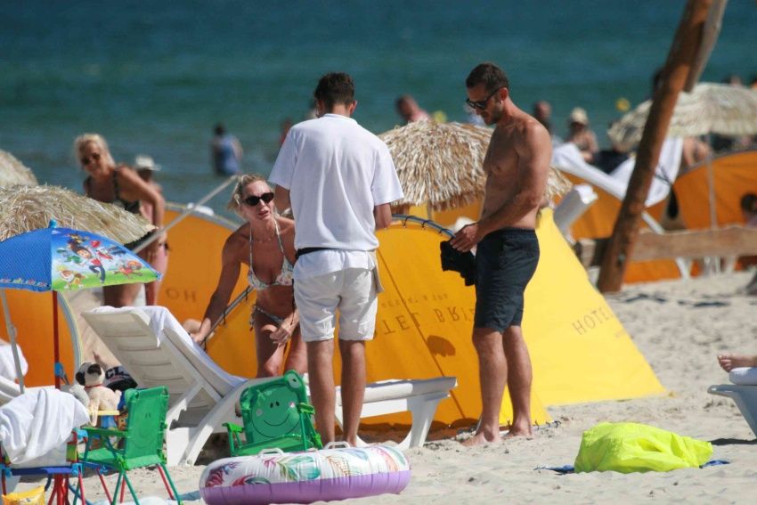 Przyłapaliśmy Beatę Ścibakówną i Jana Englerta na plaży. Figura modelki w wieku 58 lat