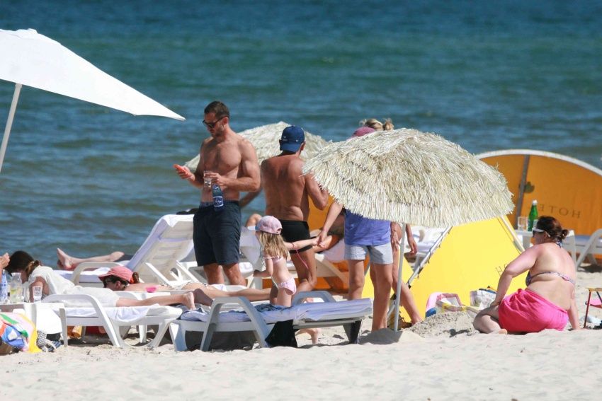 Przyłapaliśmy Beatę Ścibakówną i Jana Englerta na plaży. Figura modelki w wieku 58 lat