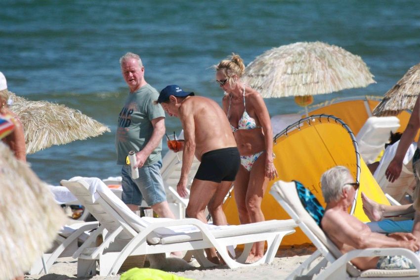 Przyłapaliśmy Beatę Ścibakówną i Jana Englerta na plaży. Figura modelki w wieku 58 lat
