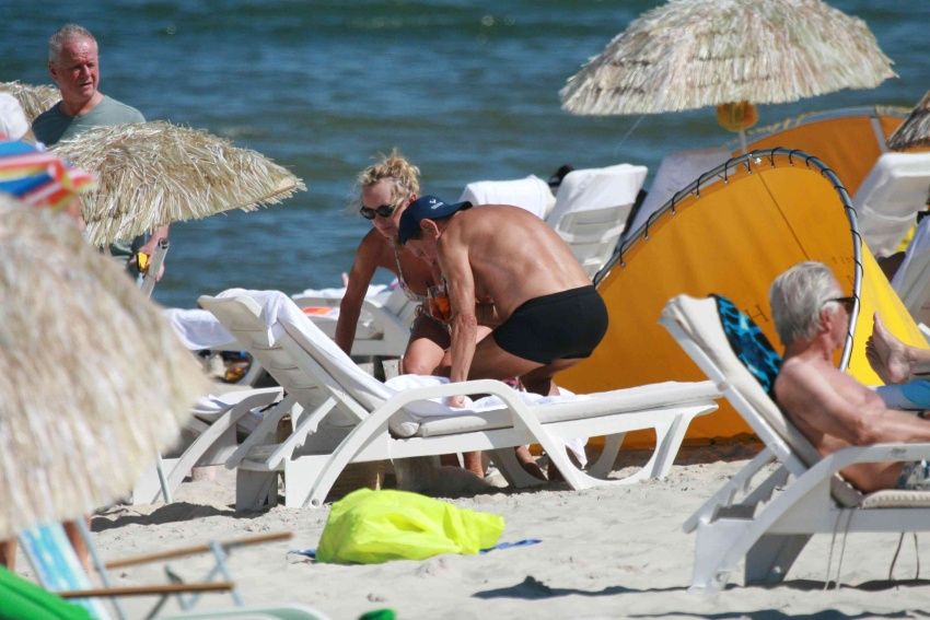 Przyłapaliśmy Beatę Ścibakówną i Jana Englerta na plaży. Figura modelki w wieku 58 lat