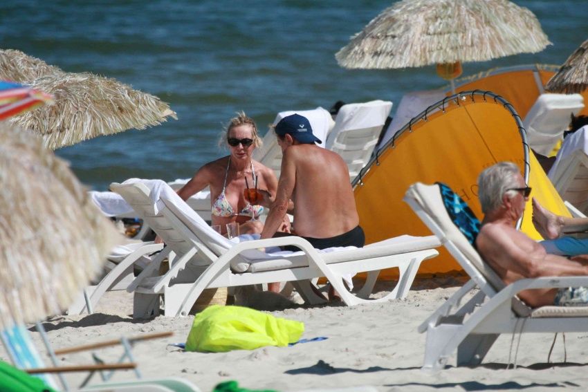 Przyłapaliśmy Beatę Ścibakówną i Jana Englerta na plaży. Figura modelki w wieku 58 lat