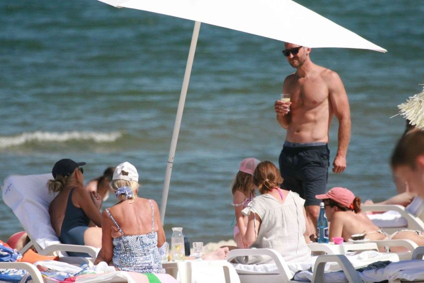 Przyłapaliśmy Beatę Ścibakówną i Jana Englerta na plaży. Figura modelki w wieku 58 lat