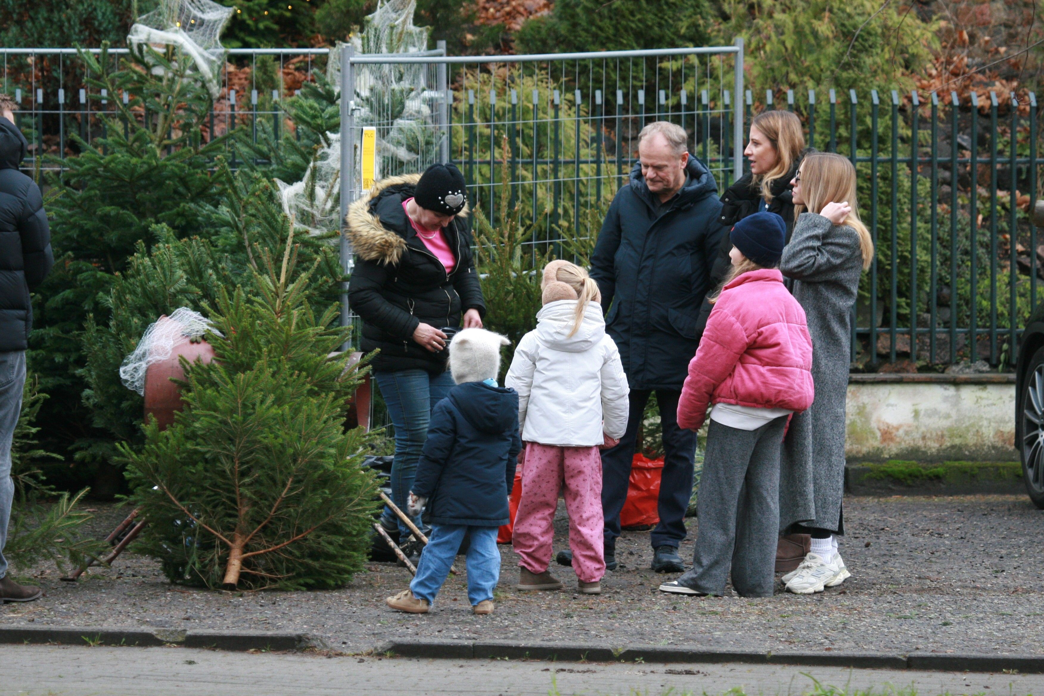 Przyłapaliśmy Donalda Tuska z rodziną. Spędzał świąteczny czas z bliskimi