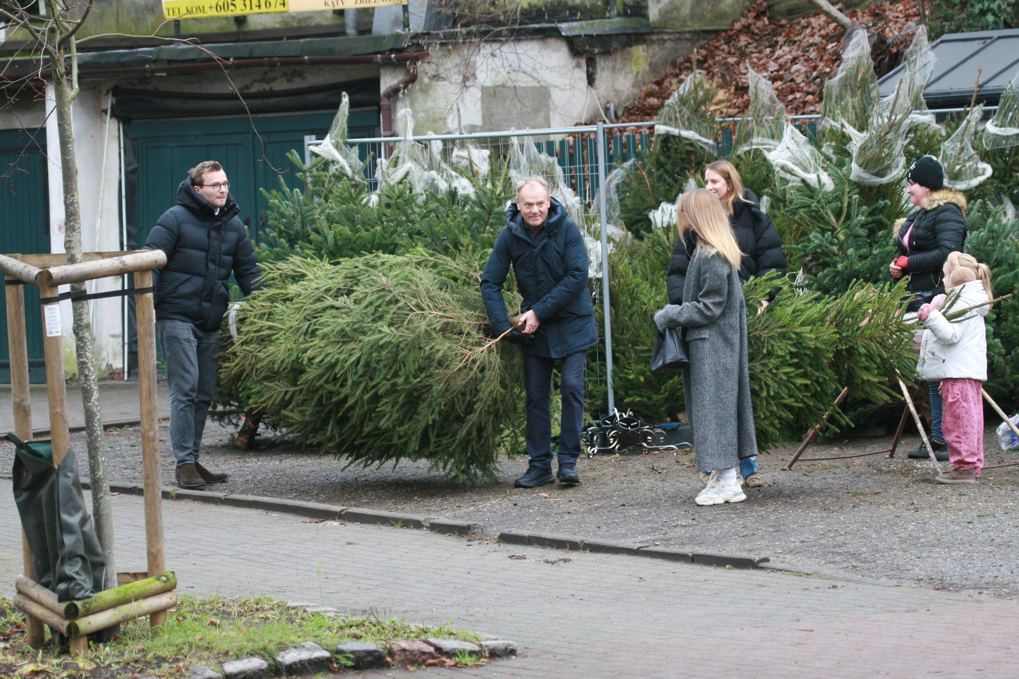 Przyłapaliśmy Donalda Tuska z rodziną. Spędzał świąteczny czas z bliskimi