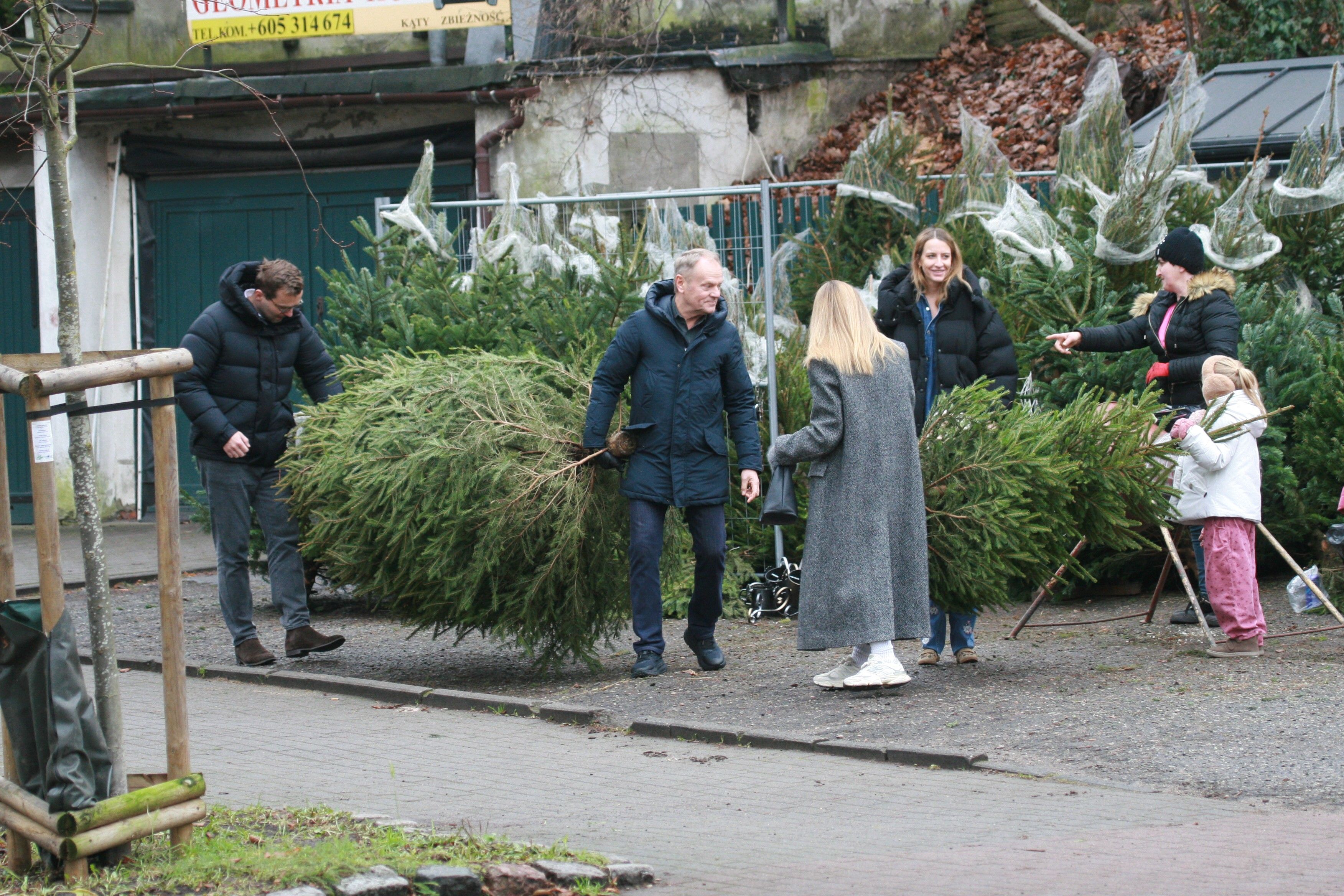Przyłapaliśmy Donalda Tuska z rodziną. Spędzał świąteczny czas z bliskimi