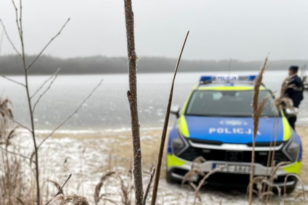 policja radiowóz jezioro zima