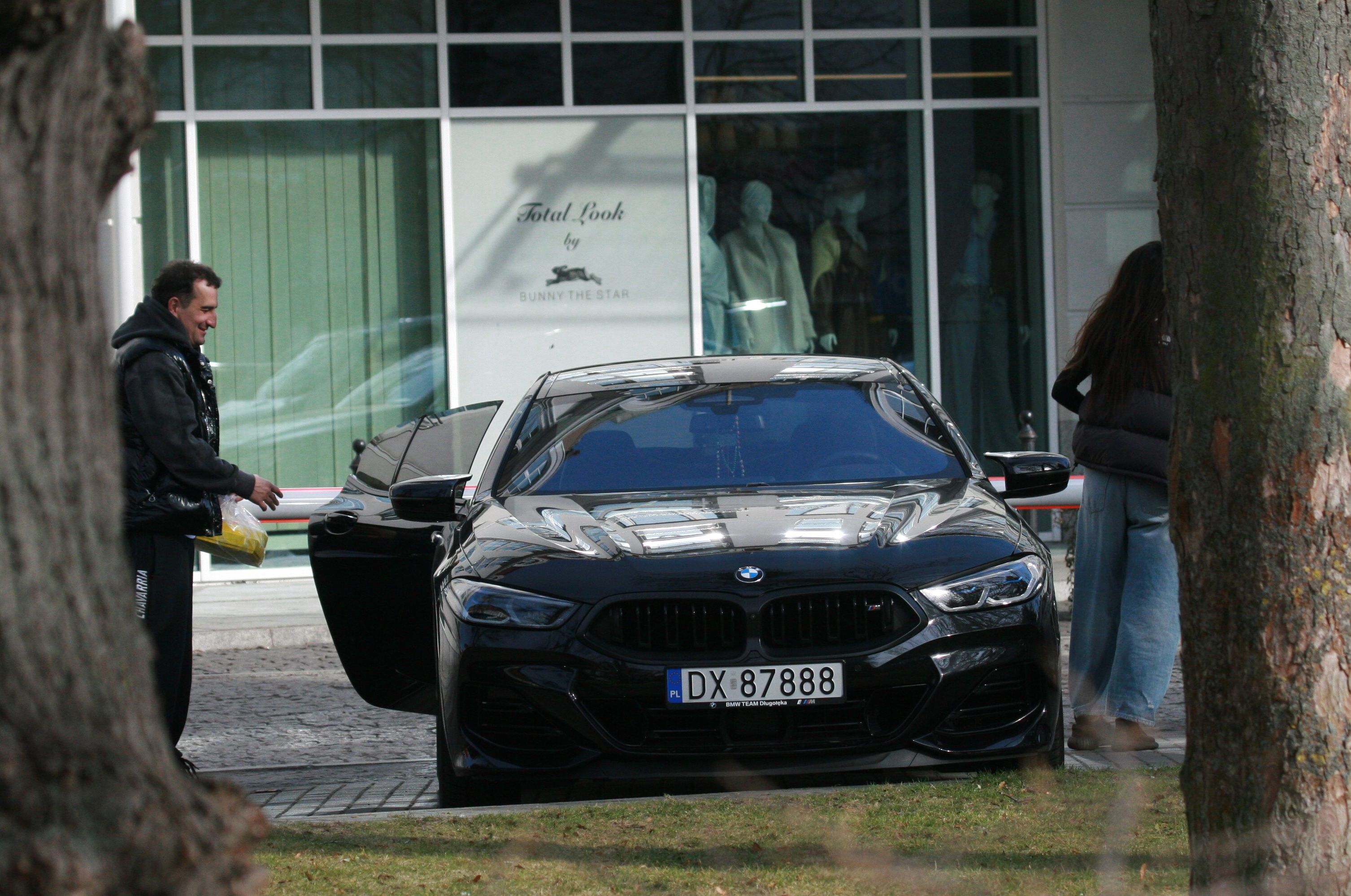 Przyłapaliśmy Michała Koterskiego i jego nową dziewczynę. Niebywałe, co robili, gdy nikt nie patrzył