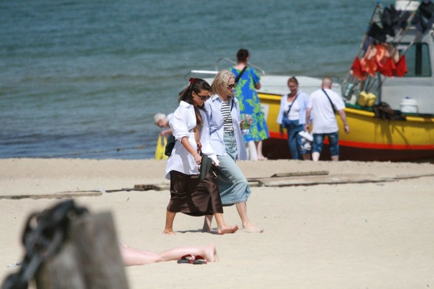 Przyłapaliśmy Julię Wieniawę w bikini za 2700 i z torebką za 23 tysiące. Robi wrażenie